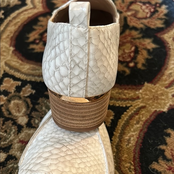 Steve Madden Cream and Gold Flats with Pointed Toe and Textured Design - Picture 3 of 6